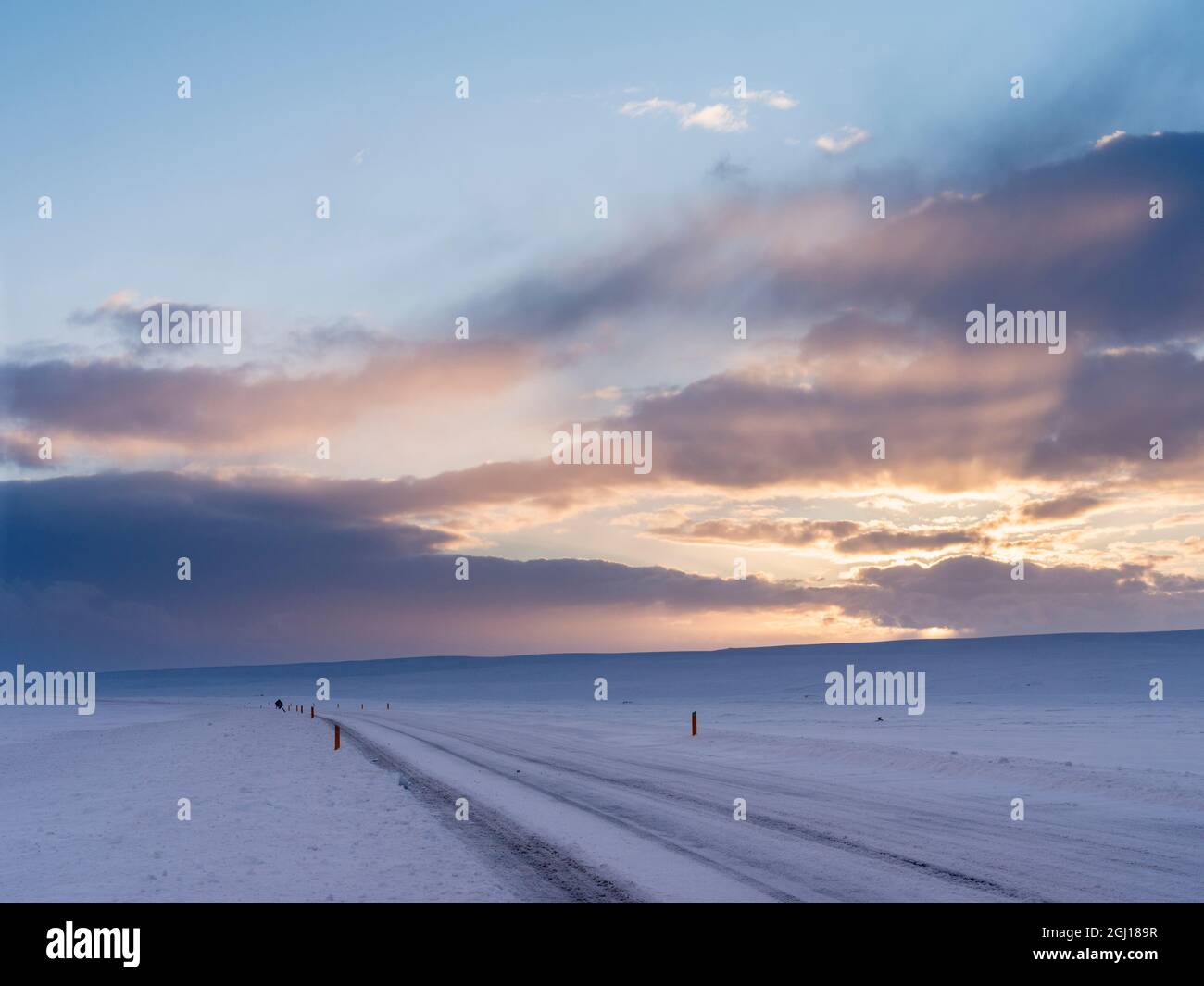 Montagne d'Islanda durante l'inverno vicino a Laugarvatn. Nevicato in strada, Islanda. Foto Stock