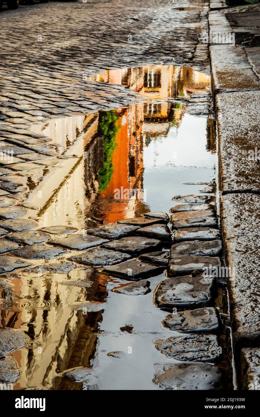 Italia, Roma. Via della penna, strada laterale ovest di via Ripetta, con  pozzanghere dalla pioggia e riflessi Foto stock - Alamy