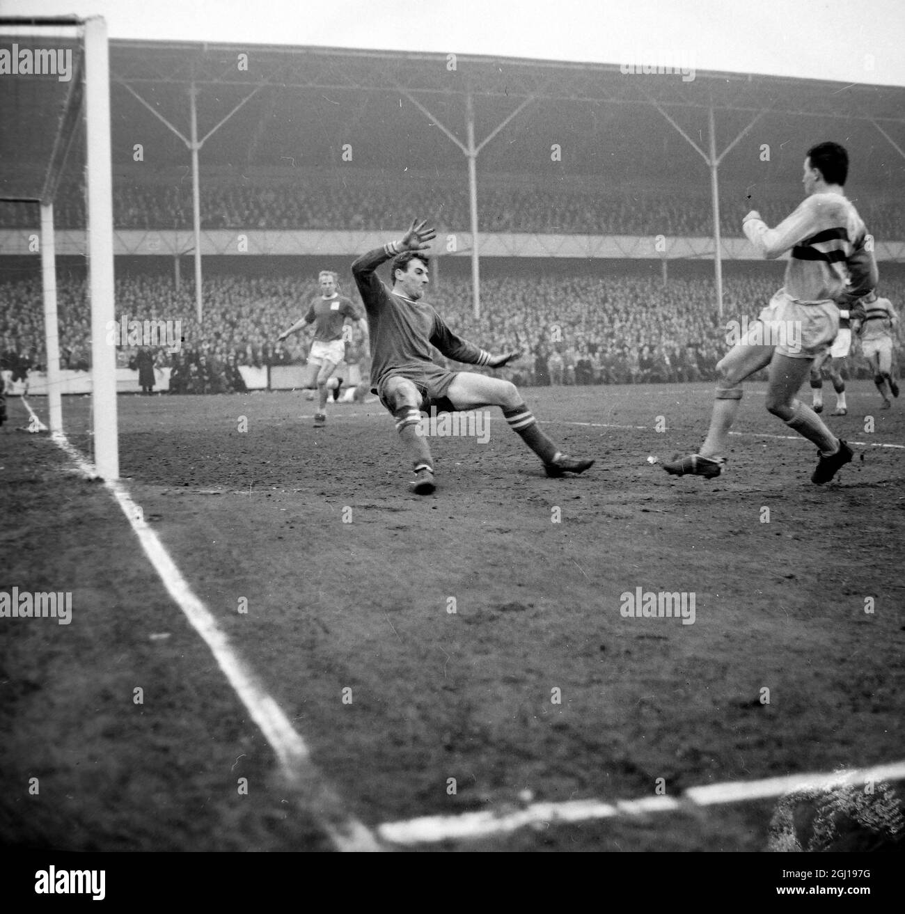 CALCIO WEST HAM BRYNE BATTE SWINDONS PORTIERE TURNER A SEGNARE ; 15 FEBBRAIO 1964 Foto Stock