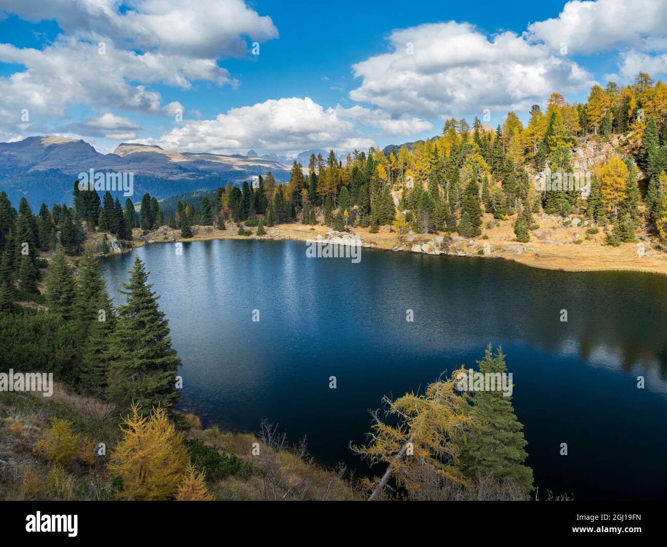 Lago del Colbricon nel parco naturale di Paneveggio nelle dolomiti del Trentino, patrimonio mondiale dell'UNESCO. Foto Stock