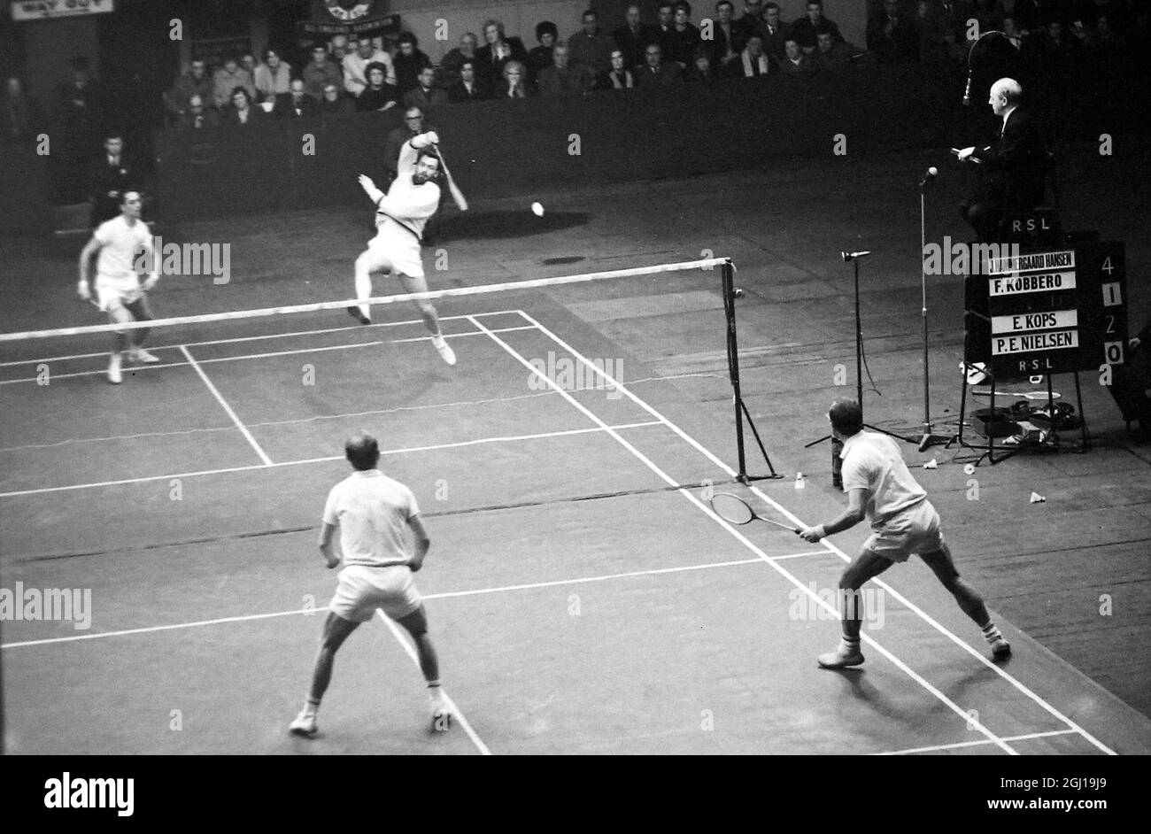 FINN KOBBERO, JOHN HAMMERGAARD HANSEN, ERLAND KOPS E P E NIELSEN IN AZIONE ALLA FINALE DEI CAMPIONATI DI BADMINTON A LONDRA - ; 4 APRILE 1964 Foto Stock