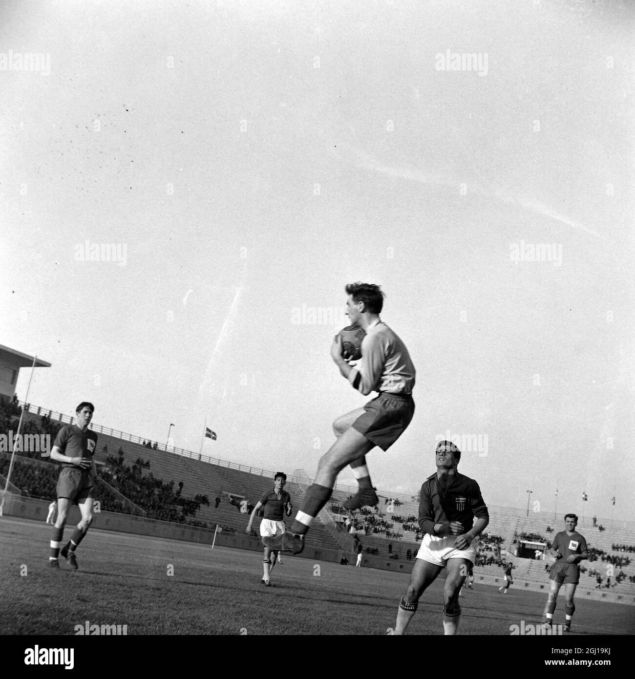 IRISH JACK KENNEDY CALCIATORE IN AZIONE PER LE OLIMPIADI INGHILTERRA / GRECIA AD ATENE - ; 9 APRILE 1964 Foto Stock