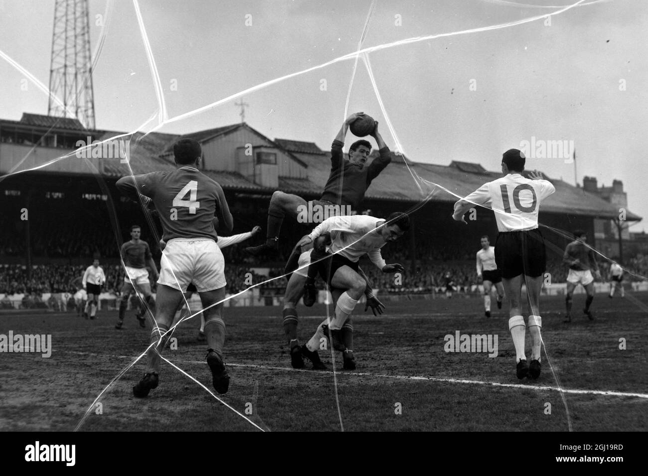 FOOTBALL CHELSEA V EVERTON BONETTI TORNA SU FRED PICKERING ; 18 APRILE 1964 Foto Stock