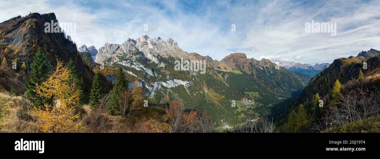 Valle di Gares e villaggio Gares, catena montuosa Focobon nelle pale di San Martino. Pala fa parte del patrimonio mondiale dell'UNESCO, Dolomiti, Italia. Foto Stock
