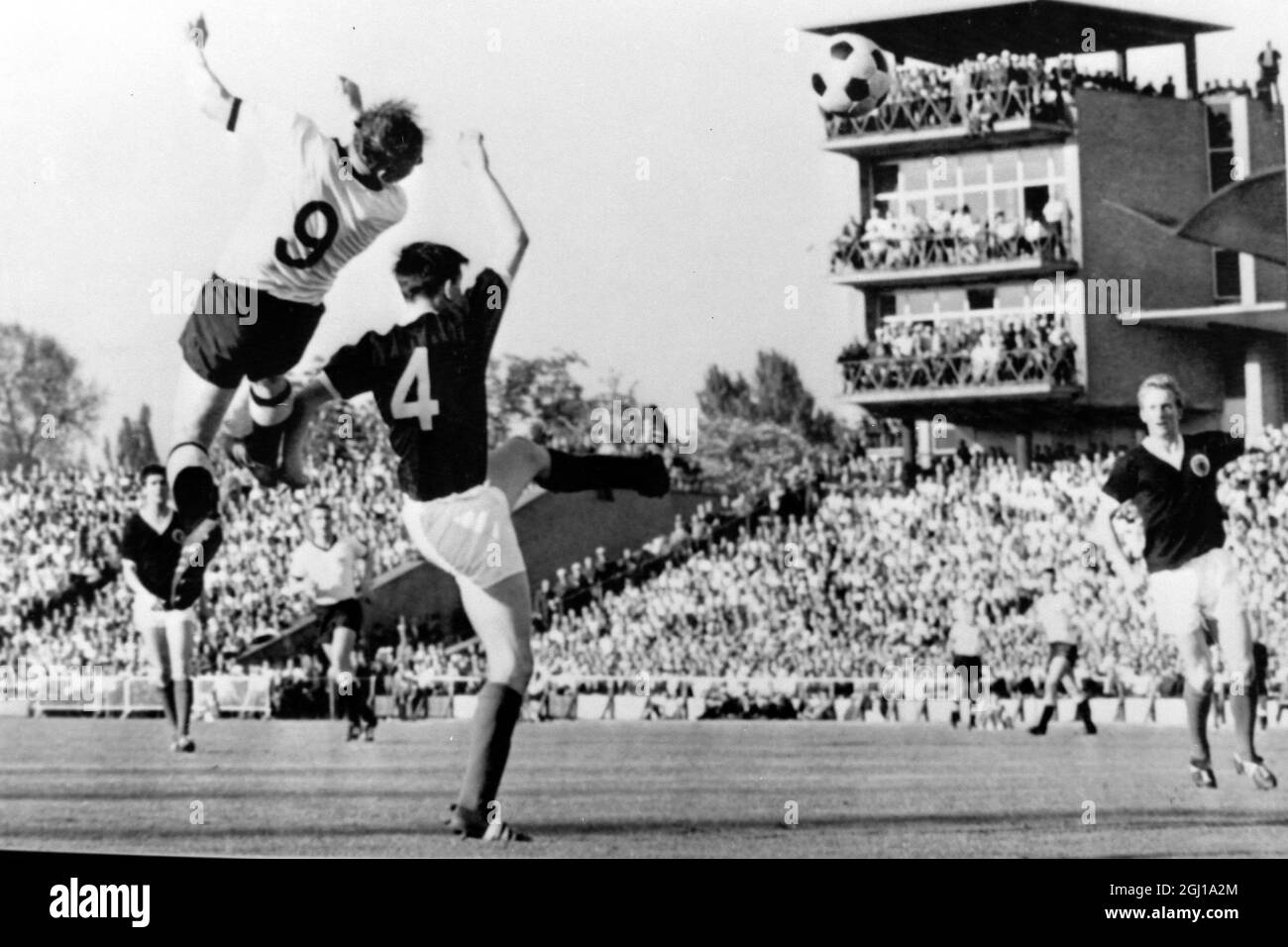 CALCIO INTERNAZIONALE SCOZIA V GERMANIA - UWE SEELER E GREIG IN AZIONE AD HANNOVER - ; 12 MAGGIO 1964 Foto Stock