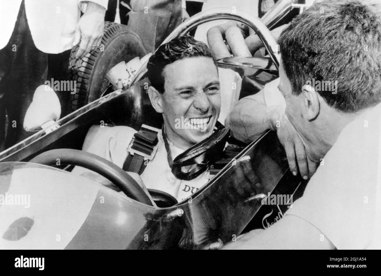 18 MAGGIO 1964 un altro record per Jim Clark. Jim Clark, il campione del mondo di corse scozzese, qui il 16 maggio si presenta con un sorriso felice in qualifica per la gara di 500 miglia a una velocità media di quattro giri di 158.828 mph. La velocità di Clark ha impostato il nuovo record del circuito di Indianapolis. Al circuito di Mallory Park, Leicestershire, ieri, Clark, che aveva volato dall'America durante la notte, ha vinto la 200 giri Guards Trophy Race in una Lotus Ford, rompendo il record sul giro per le vetture sportive oltre 2000cc Indianapolis, Indiana, USA Foto Stock