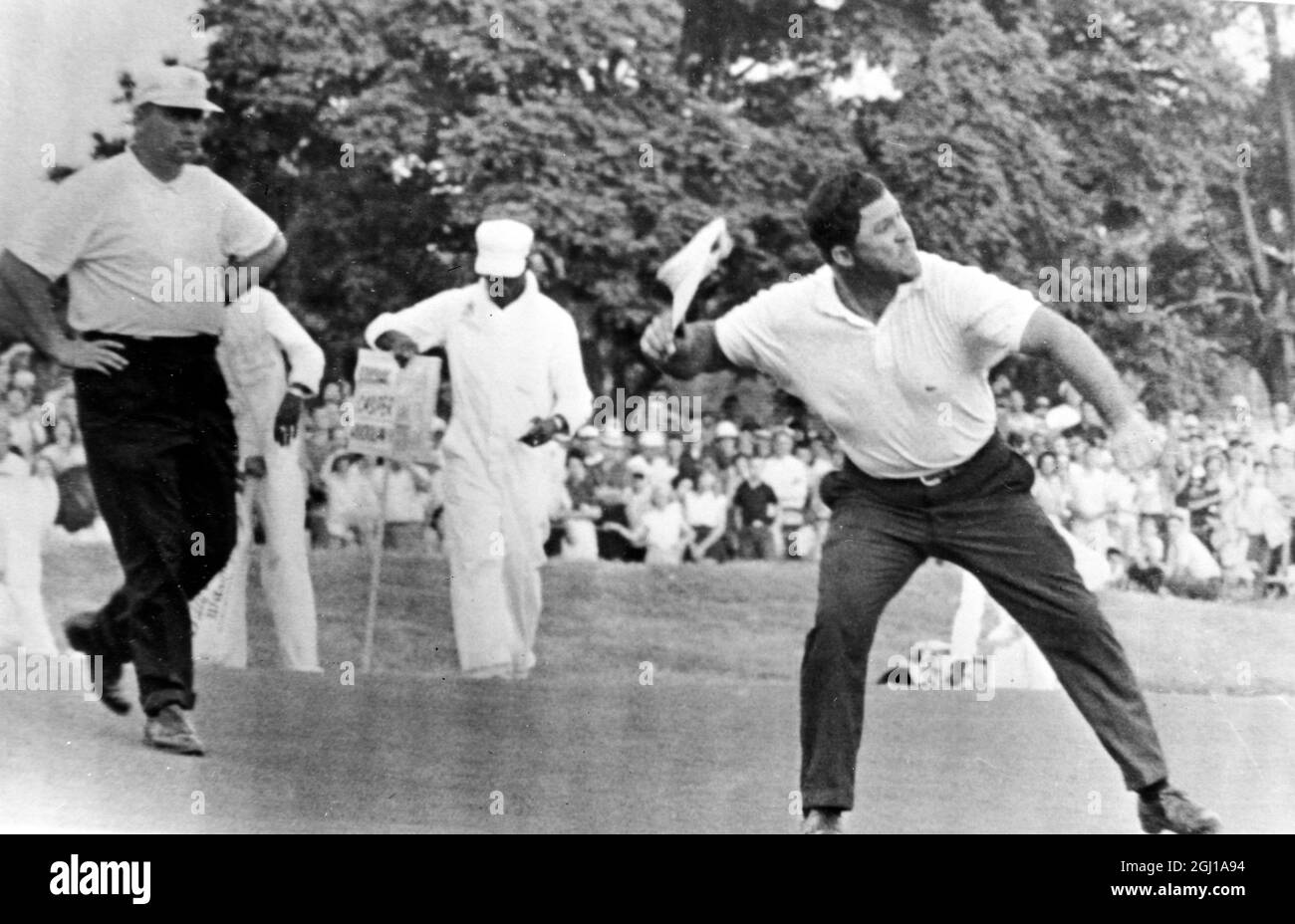 GOLF MEMPHIS OPEN MIKE SOUCHAK LANCIA IL CAPPELLO IN ARIA DOPO LA VITTORIA ; 26 MAGGIO 1964 Foto Stock