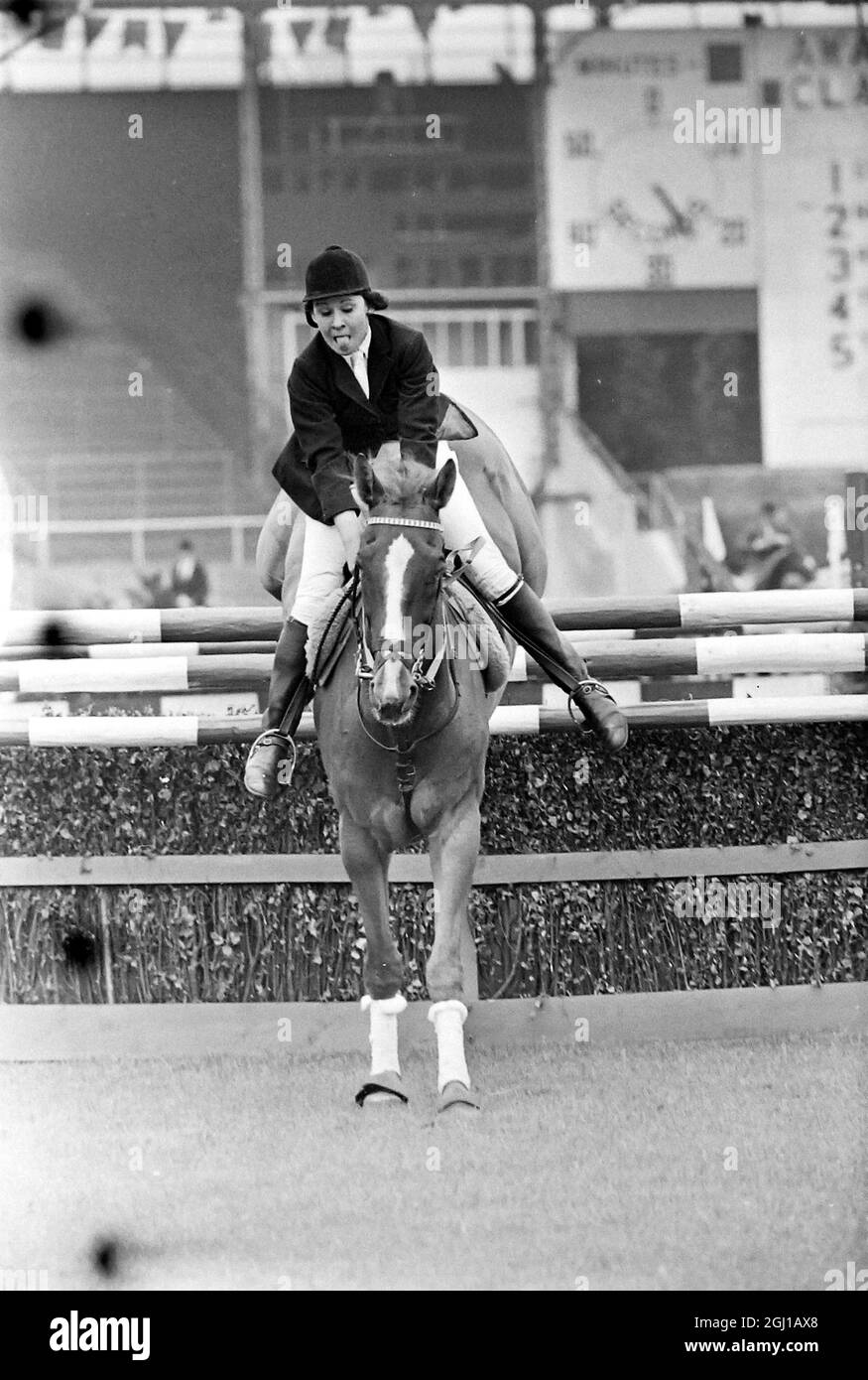 HORSE SHOW CHESTER MISS TONGUE OUT GUARDSMAN VI SOLLECITATO SOPRA RECINTO ; 20 LUGLIO 1964 Foto Stock