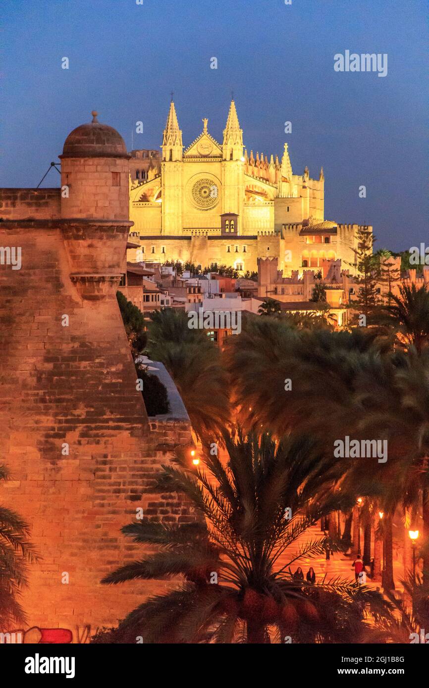 Europa, Spagna, Isole Baleari, Maiorca, Palma di Maiorca. La Seu, Cattedrale di Mallorca. Gotico. Sera , mura della città. Foto Stock