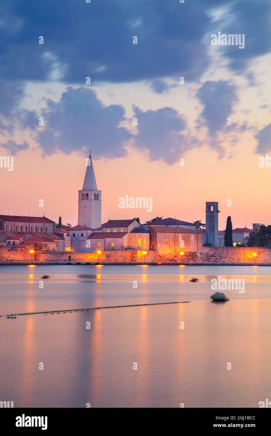 Porec, Croazia. Immagine del paesaggio urbano di Porec, Croazia con la Basilica Eufrasiana situata sulla penisola istriana al tramonto estivo. Foto Stock