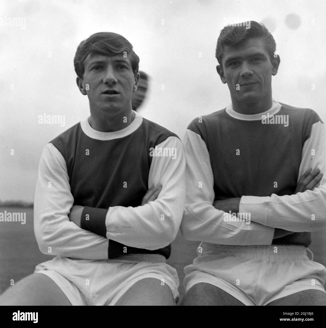 GEORGE ARMSTRONG E PETER SIMPSON - RITRATTO DEI CALCIATORI DELLA SQUADRA DEL CLUB DI CALCIO DELL'ARSENAL FC A LONDRA ; 20 AGOSTO 1964 Foto Stock