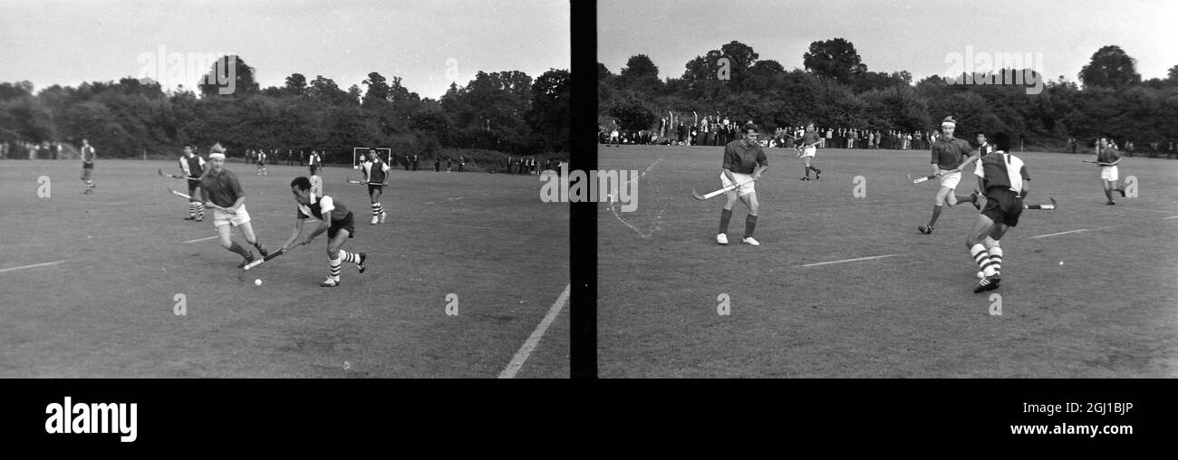 HOCKEY BRITISH OLYMPIC TEAM CONTRO GIAPPONESE TUSSLE PER PALLA ; 20 AGOSTO 1964 Foto Stock