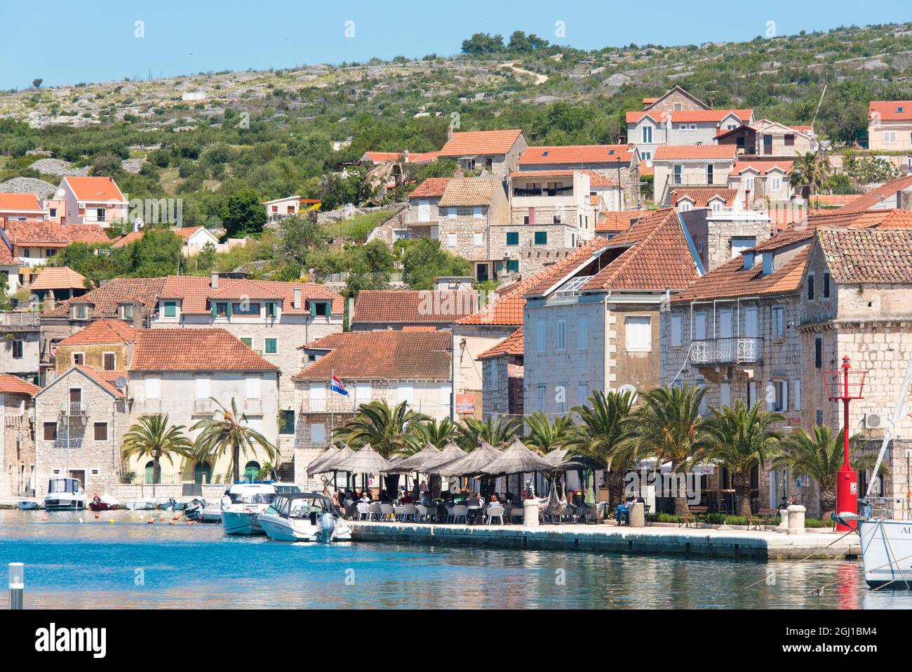 Croazia, Brac, Milna. Caffè sul lungomare. Foto Stock