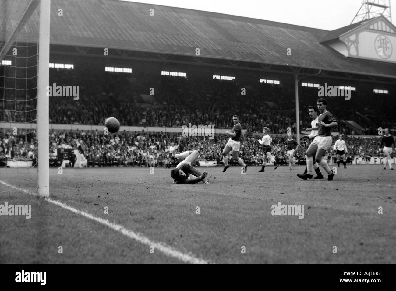 CALCIO SPURS V BIRMINGHAM CITTÀ WITERS IMMERSIONI COME SPURS SCORE ; 5 SETTEMBRE 1964 Foto Stock