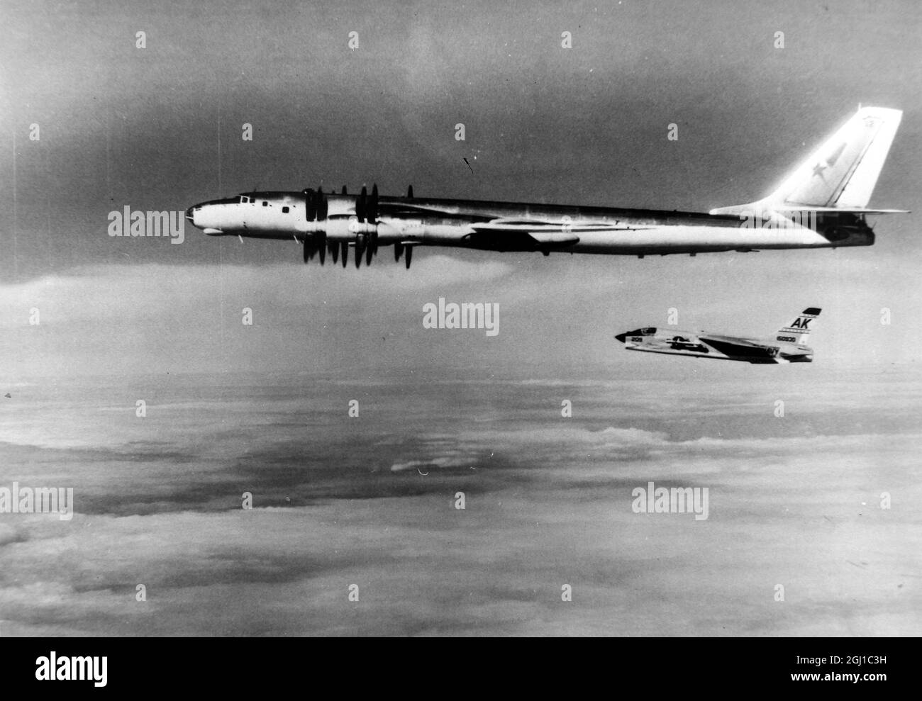 Un pilota da caccia americano della Marina F8U Crusader dimostra la sua abilità tenendosi drammaticamente vicino alla coda di un orso sovietico a quattro engined una versione militare del velivolo TU114 con una distanza di 4500 miglia, durante l'esercizio di ''lavoro di squadra'' della NATO nel Mare di Norvegia. Navi e aerei sovietici sono stati ''partecipanti'' dall'apertura dell'esercizio il 21 settembre 1964. L'aereo americano proviene dalla compagnia aerea statunitense Independence, 60 000 tonnellate, che partecipa all'esercizio. ''Team Work'' è il più grande manouevres navale della NATO dal 1952. 27 SETTEMBRE 1964 Foto Stock