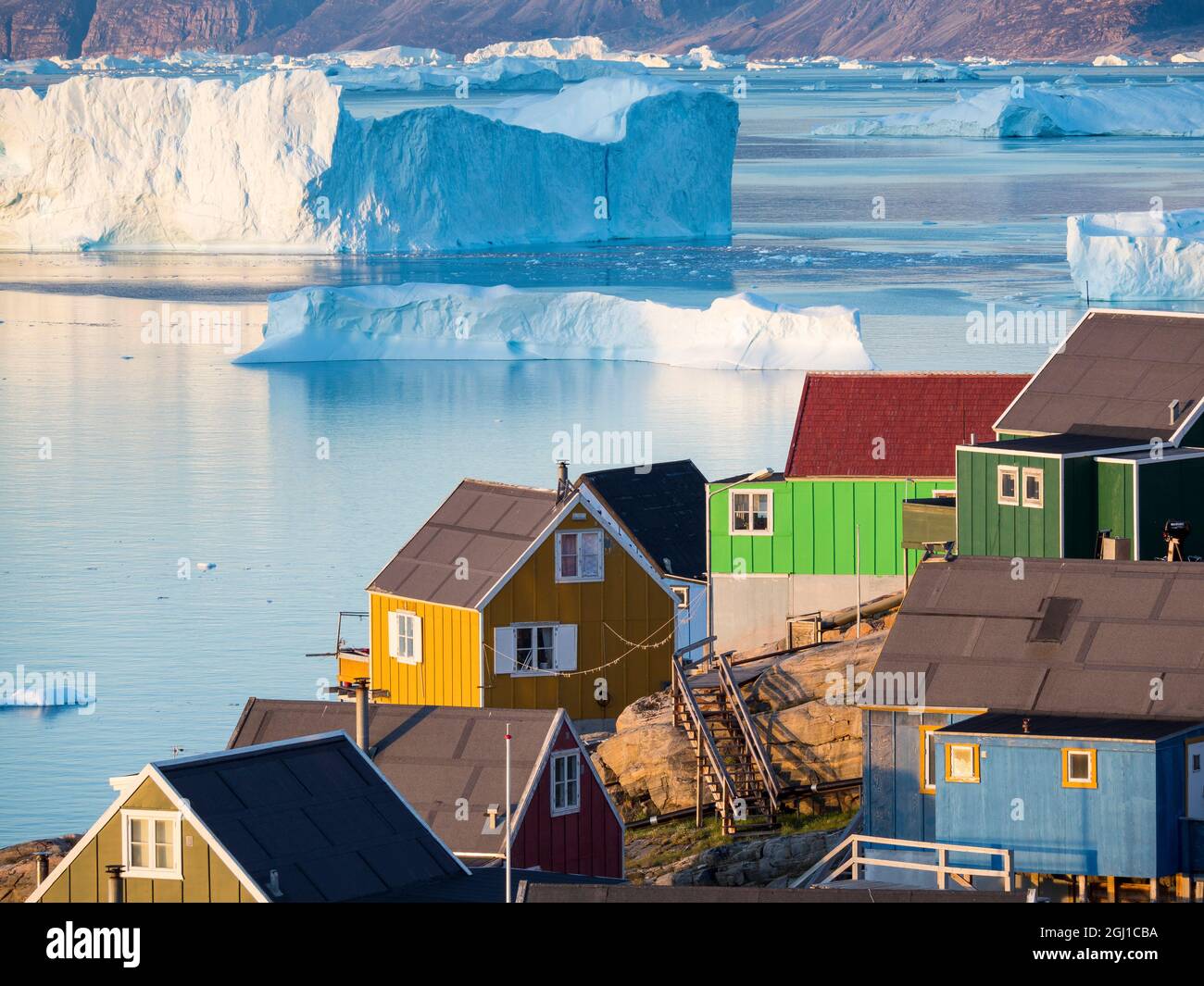 Vista del fiordo pieno di iceberg verso la penisola di Nuussuaq durante il sole di mezzanotte. Foto Stock