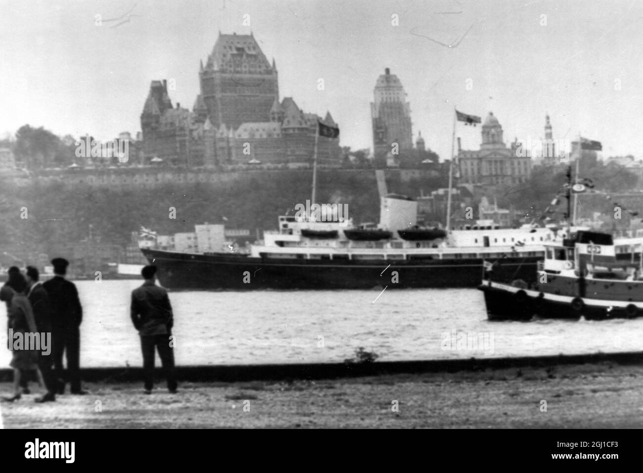 ROYAL YACHT BRITANNIA ARRIVA IN QUEBEC CON LA REGINA ELISABETTA II E IL PRINCIPE FILIPPO ; 10 OTTOBRE 1964 Foto Stock