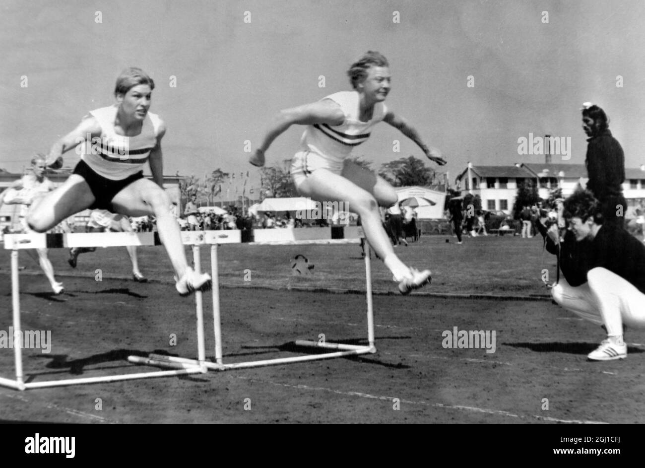 OLIMPIADI, GIOCHI OLIMPICI DI SPORT - LA XVIII OLYMPIADE A TOKYO, GIAPPONE - LA PRATICA DI OSTACOLI BRITAINS PLATT FOTOGRAFIE PRINCE PETE ; 11 OTTOBRE 1964 Foto Stock