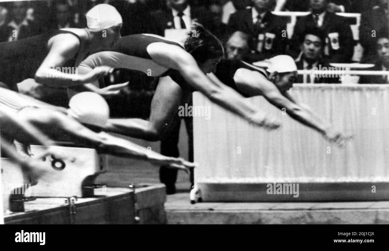 OLIMPIADI, GIOCHI OLIMPICI DI SPORT - LA XVIII 18A OLYMPIADE A TOKYO, GIAPPONE - NUOTO OLIMPIADI DONNE 100 METRI FREESTYLE FRAZER INIZIA CALORE ; 12 OTTOBRE 1964 Foto Stock