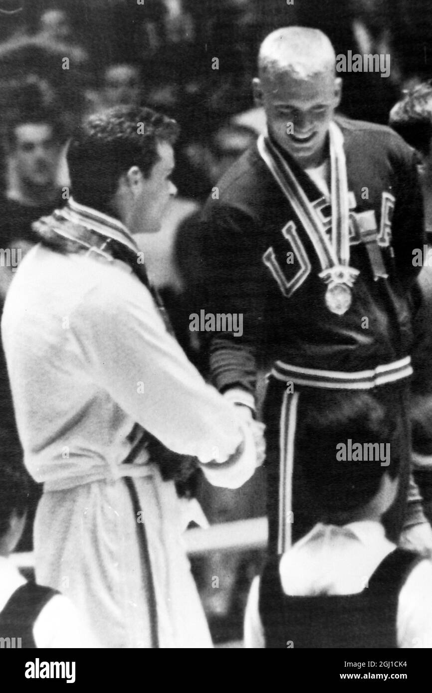 OLIMPIADI, GIOCHI OLIMPICI DI SPORT - LA XVIII OLYMPIADE A TOKYO, GIAPPONE - NUOTO OLIMPIADI MENS 100 METRI FREESTYLE SCHOLLANDER & MCGREG ; 12 OTTOBRE 1964 Foto Stock