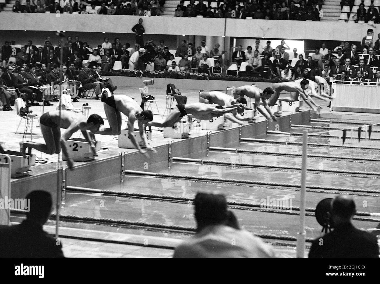 OLIMPIADI, GIOCHI OLIMPICI DI SPORT - LA XVIII OLYMPIADE A TOKYO, GIAPPONE - NUOTO OLIMPIADI MENS 100 METRI FREESTYLE MCGREGOR ALL'INIZIO ; 12 OTTOBRE 1964 Foto Stock
