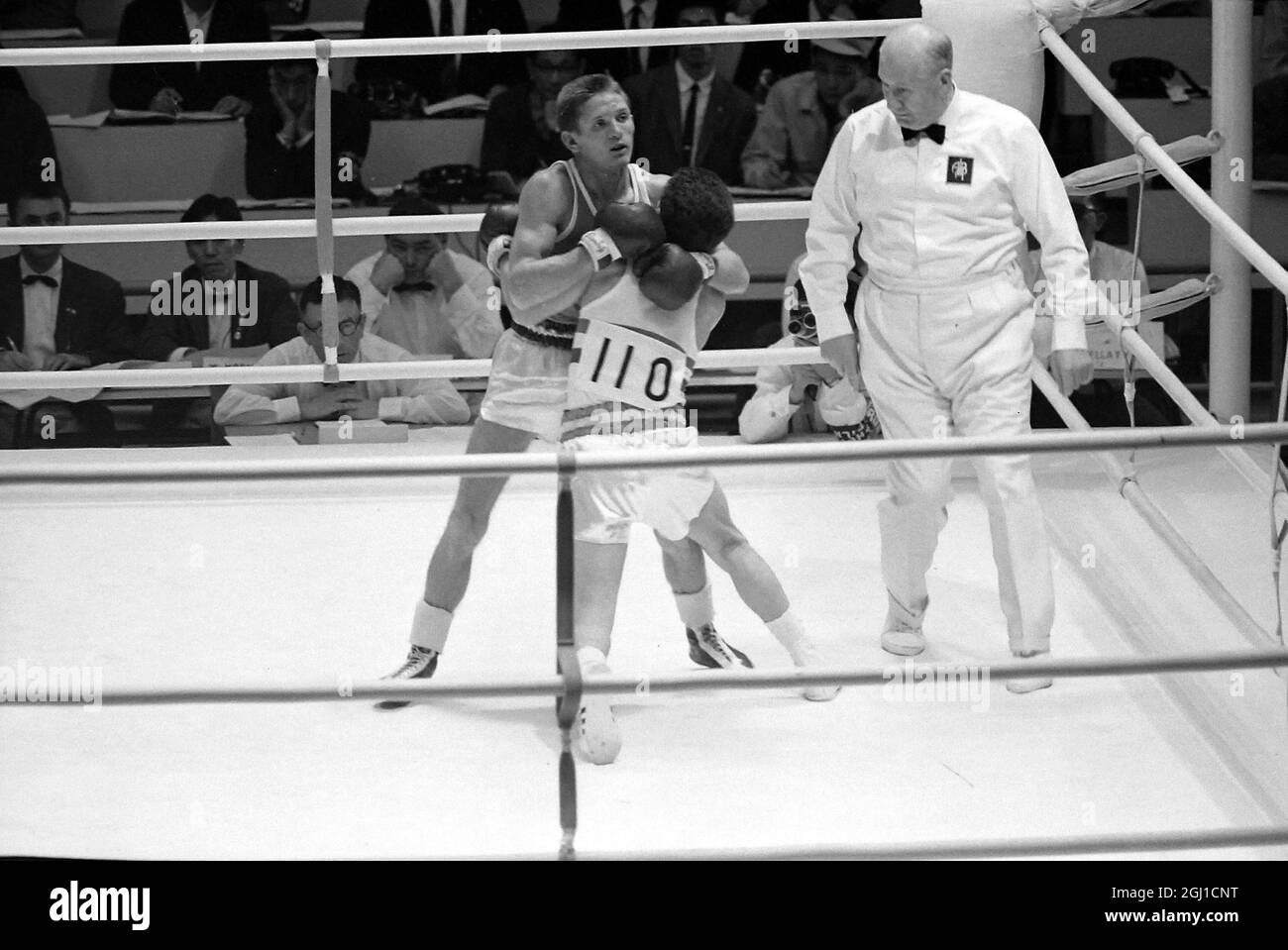 OLIMPIADI, GIOCHI OLIMPICI DI SPORT - LA XVIII OLIMPIADE A TOKYO, GIAPPONE - OLIMPIADI DI BOXE OLEG GRIGORYEV DALLA RUSSIA V GYULA TOROK DALL'UNGHERIA AZIONE ; 12 OTTOBRE 1964 Foto Stock