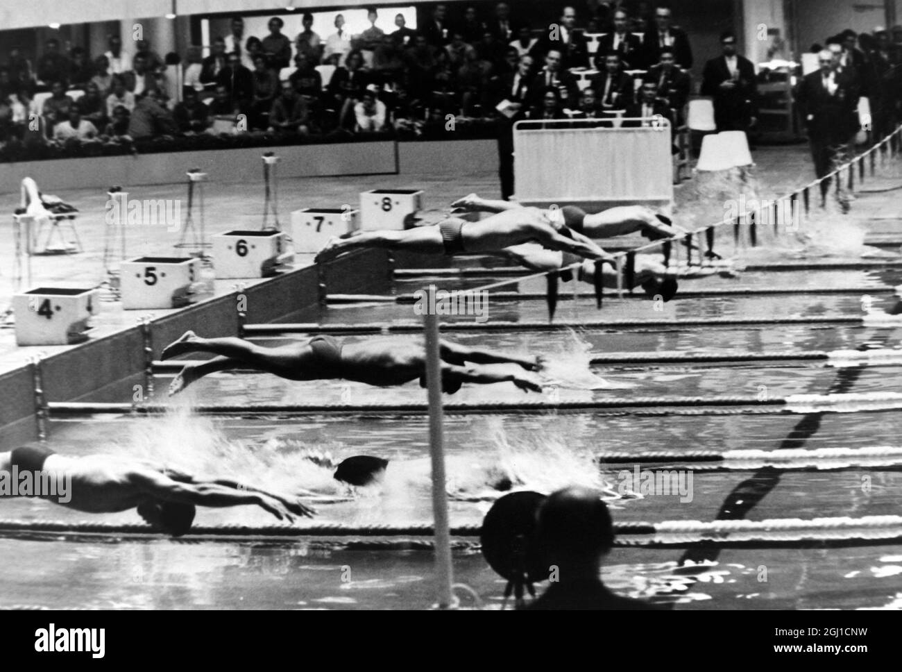 12 OTTOBRE 1964 l'inizio dei 100 m di freestyle swimming elimination si riscalda durante i 18 Giochi Olimpici, tenutisi a Tokyo, Giappone. Foto Stock