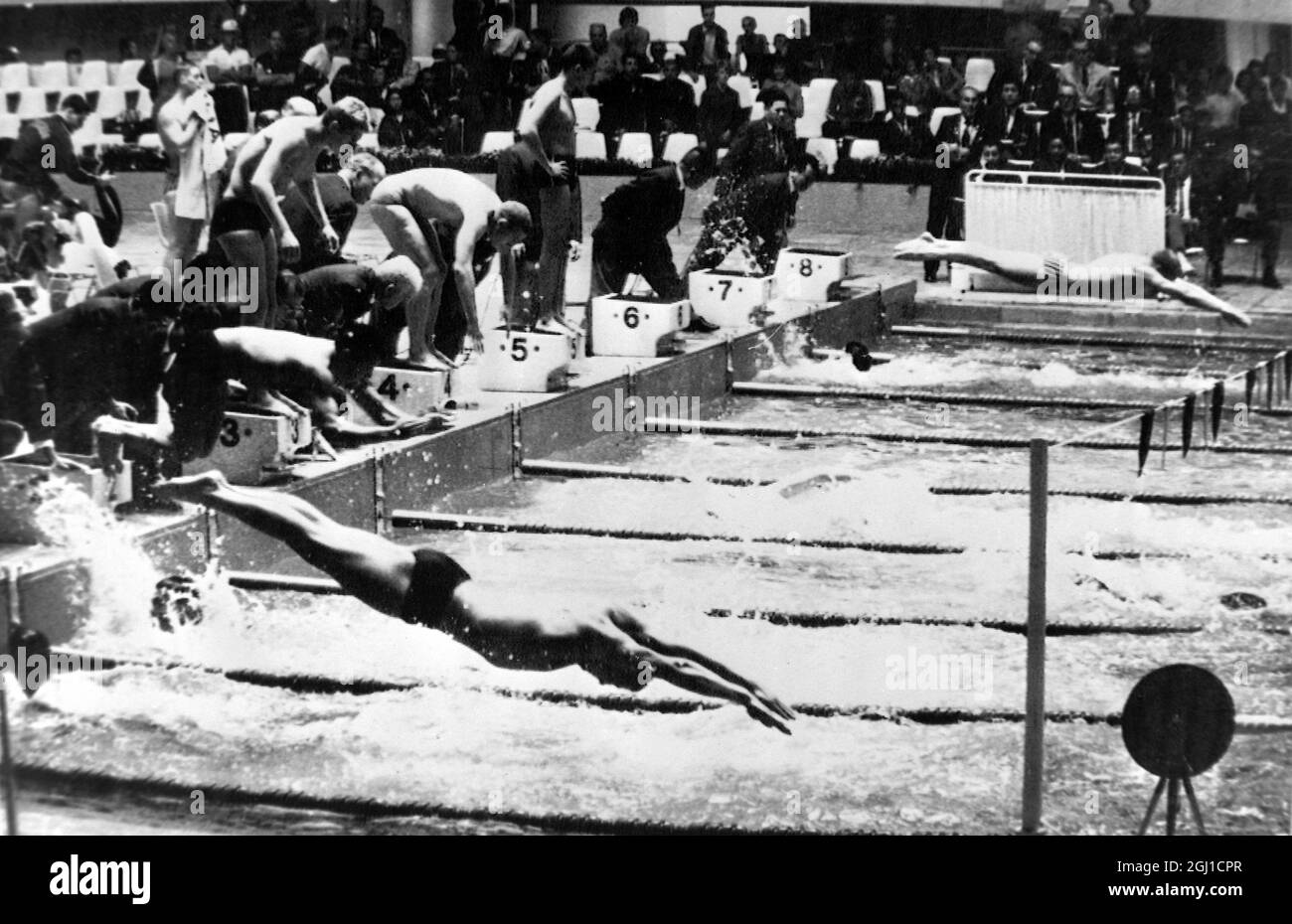 OLIMPIADI, GIOCHI OLIMPICI DI SPORT - LA XVIII 18A OLYMPIADE A TOKYO, GIAPPONE - NUOTO OLIMPIADI MENS 400 METRI FREESTYLE RELÈ WINDLE AHEAD ; 13 OTTOBRE 1964 Foto Stock