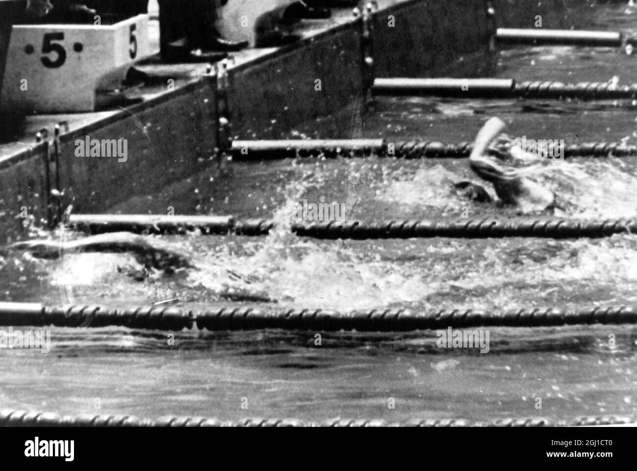 OLIMPIADI, GIOCHI OLIMPICI DI SPORT - LA XVIII 18A OLYMPIADE A TOKYO, GIAPPONE - NUOTO OLIMPIADI DONNE 100 METRI FREESTYLE DAWN FRAZER BATTE STOUD ; 13 OTTOBRE 1964 Foto Stock