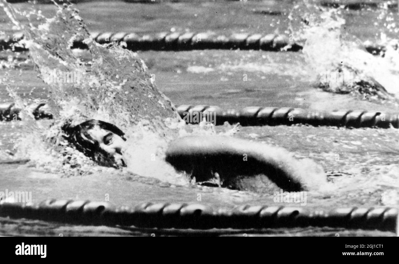 OLIMPIADI, GIOCHI OLIMPICI DI SPORT - LA XVIII 18A OLYMPIADE A TOKYO, GIAPPONE - NUOTO OLIMPIADI DONNE 100 METRI FREESTYLE DAWN FRAZER VINCE GOLD ; 13 OTTOBRE 1964 Foto Stock