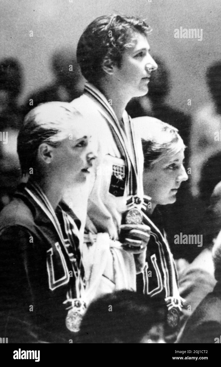 OLIMPIADI, GIOCHI OLIMPICI DI SPORT - LA XVIII 18A OLYMPIADE A TOKYO, GIAPPONE - MEDAGLIA PODIO PRESENTAZIONE OLIMPIADI NUOTO 100 METRI FREESTYLE FRASER FIANCHEGGIATO ; 13 OTTOBRE 1964 Foto Stock