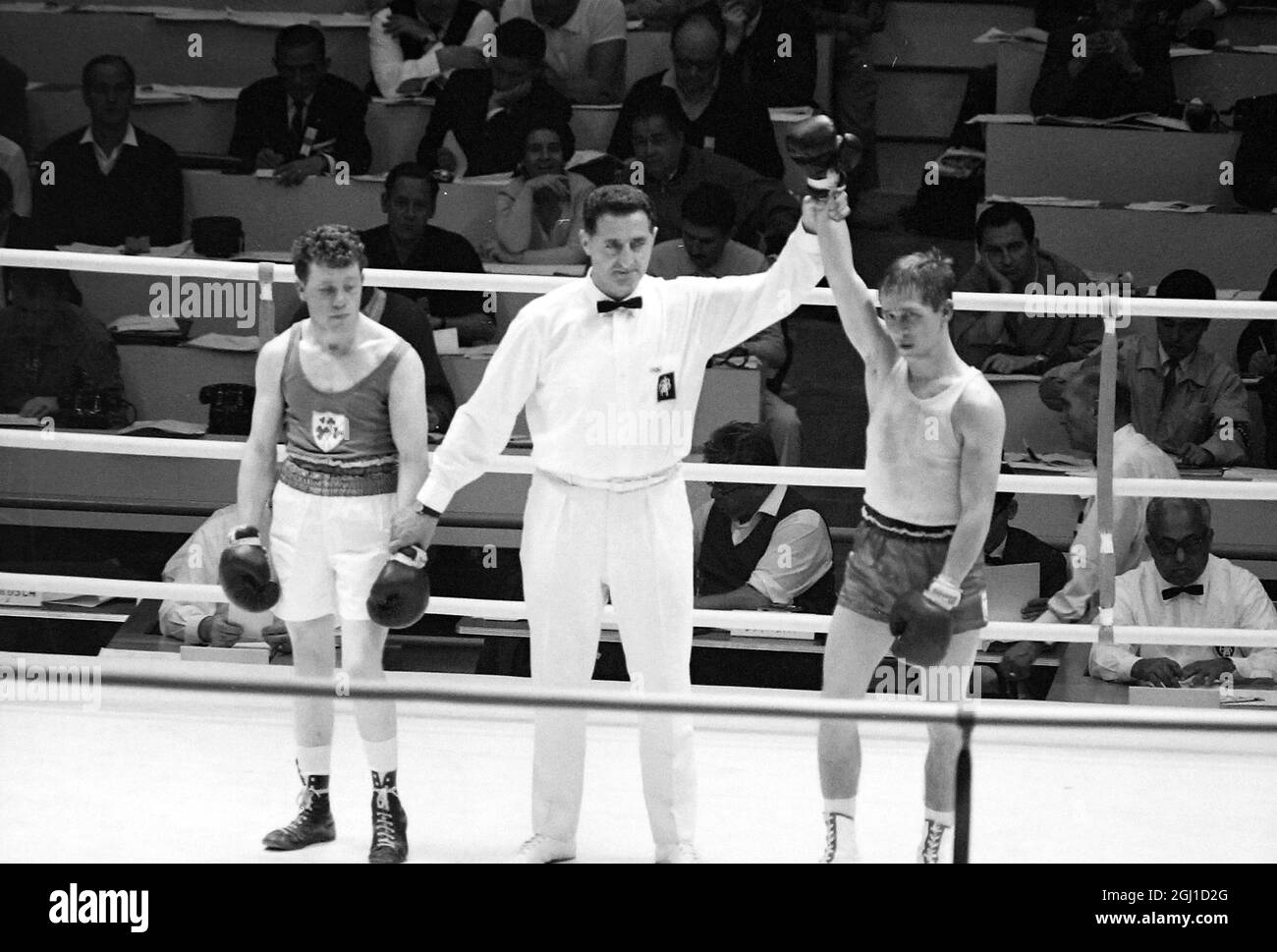 OLIMPIADI, GIOCHI OLIMPICI DI SPORT - LA XVIII OLYMPIADE A TOKYO, GIAPPONE - BOXE OLIMPIADI PIETHERWEIGHT GUTMANS MANO SOLLEVATA DOPO LA VITTORIA ; 14 OTTOBRE 1964 Foto Stock