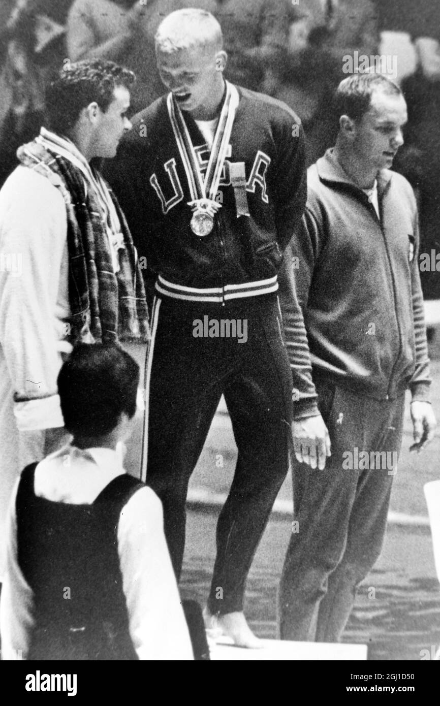 OLIMPIADI, GIOCHI OLIMPICI DI SPORT - LA XVIII OLIMPIADE A TOKYO, GIAPPONE - NUOTO OLIMPIADI MENS 100 METRI FREESTYLE SCHOLLANDER CON MEDAGLIA D'ORO ; 15 OTTOBRE 1964 Foto Stock