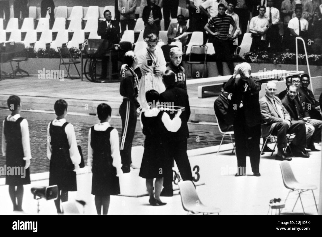 OLIMPIADI, GIOCHI OLIMPICI DI SPORT - LA XVIII 18A OLYMPIADE A TOKYO, GIAPPONE - MEDAL PODIO PRESENTAZIONE OLIMPIADI 100 METRI FREESTYLE AUSTRALIAS GRASER GETS GOLD ; 15 OTTOBRE 1964 Foto Stock