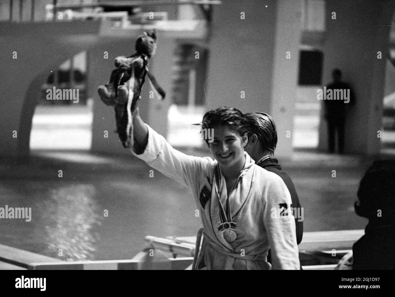 OLIMPIADI, GIOCHI OLIMPICI DI SPORT - LA XVIII 18A OLYMPIADE A TOKYO, GIAPPONE - MEDAGLIA PODIO PRESENTAZIONE OLIMPIADI WOMENS 100 METRI FREESTYLE DAWN FRAZER HOLD TOY KANGAROO ; 15 OTTOBRE 1964 Foto Stock