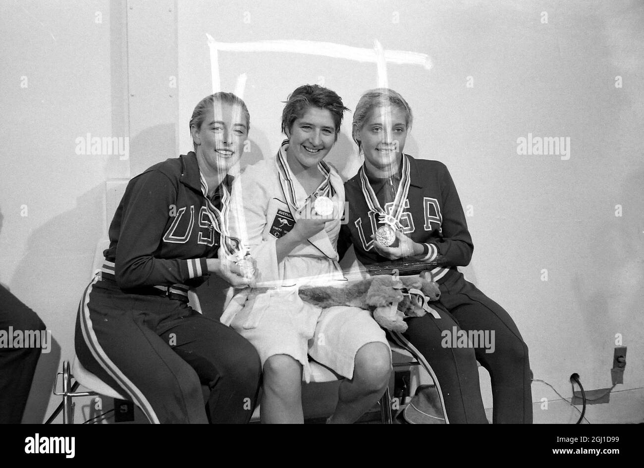 OLIMPIADI, GIOCHI OLIMPICI DI SPORT - LA XVIII 18A OLYMPIADE A TOKYO, GIAPPONE - MEDAGLIA PODIO PRESENTAZIONE OLIMPIADI WOMENS 100 METRI FREESTYLE FRAZER TIENE MEDAGLIA ; 15 OTTOBRE 1964 Foto Stock
