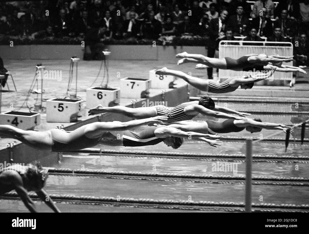 OLIMPIADI, GIOCHI OLIMPICI DI SPORT - LA XVIII 18A OLYMPIADE A TOKYO, GIAPPONE - NUOTO OLIMPIADI DONNE 100 METRI FREESTYLE ENTRARE IN PISCINA PER LA FINALE ; 15 OTTOBRE 1964 Foto Stock