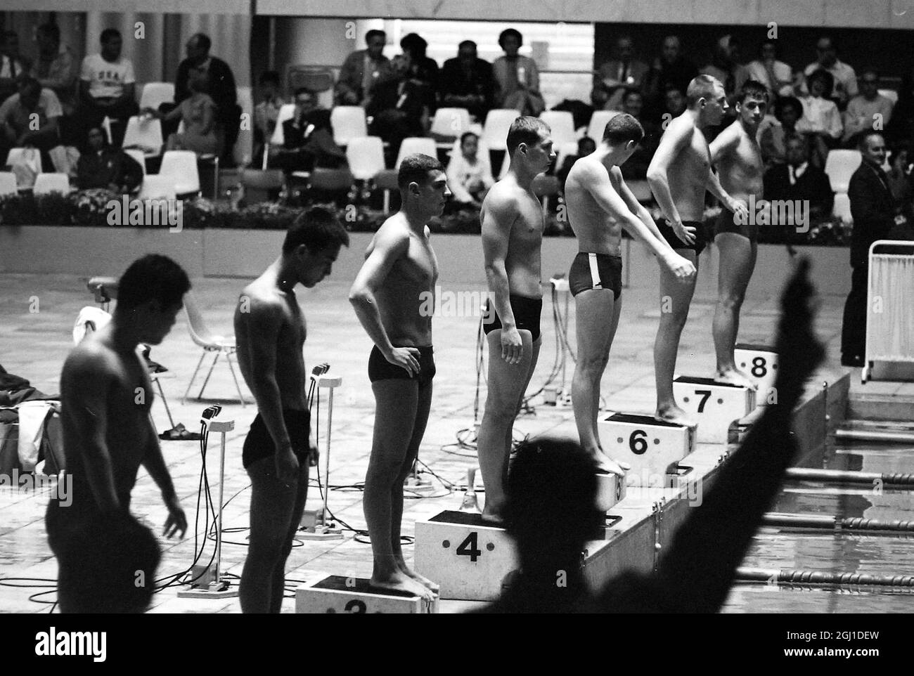 OLIMPIADI, GIOCHI OLIMPICI DI SPORT - LA XVIII OLYMPIADE A TOKYO, GIAPPONE - NUOTO OLIMPIADI MENS 400 METRI FREESTYLE INIZIO EVENTO ; 16 OTTOBRE 1964 Foto Stock