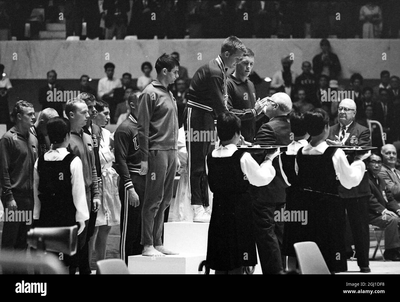 OLIMPIADI, GIOCHI OLIMPICI DI SPORT - LA XVIII OLYMPIADE A TOKYO, GIAPPONE - NUOTO OLIMPIADI MENS 400 METRI DI FREESTYLE SUL PODIO DOPO L'EVENTO ; 16 OTTOBRE 1964 Foto Stock