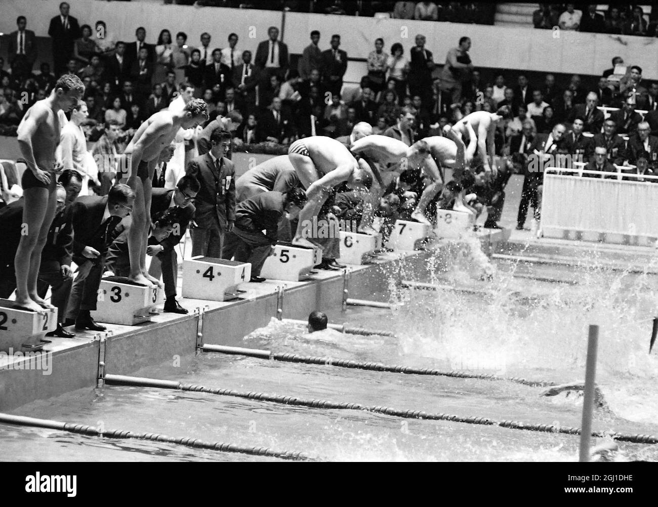 OLIMPIADI, GIOCHI OLIMPICI DI SPORT - LA XVIII 18A OLYMPIADE A TOKYO, GIAPPONE - NUOTO OLIMPIADI MENS 4 100 METRI FREESTYLE RELAY GENERAL VIEW ; 16 OTTOBRE 1964 Foto Stock