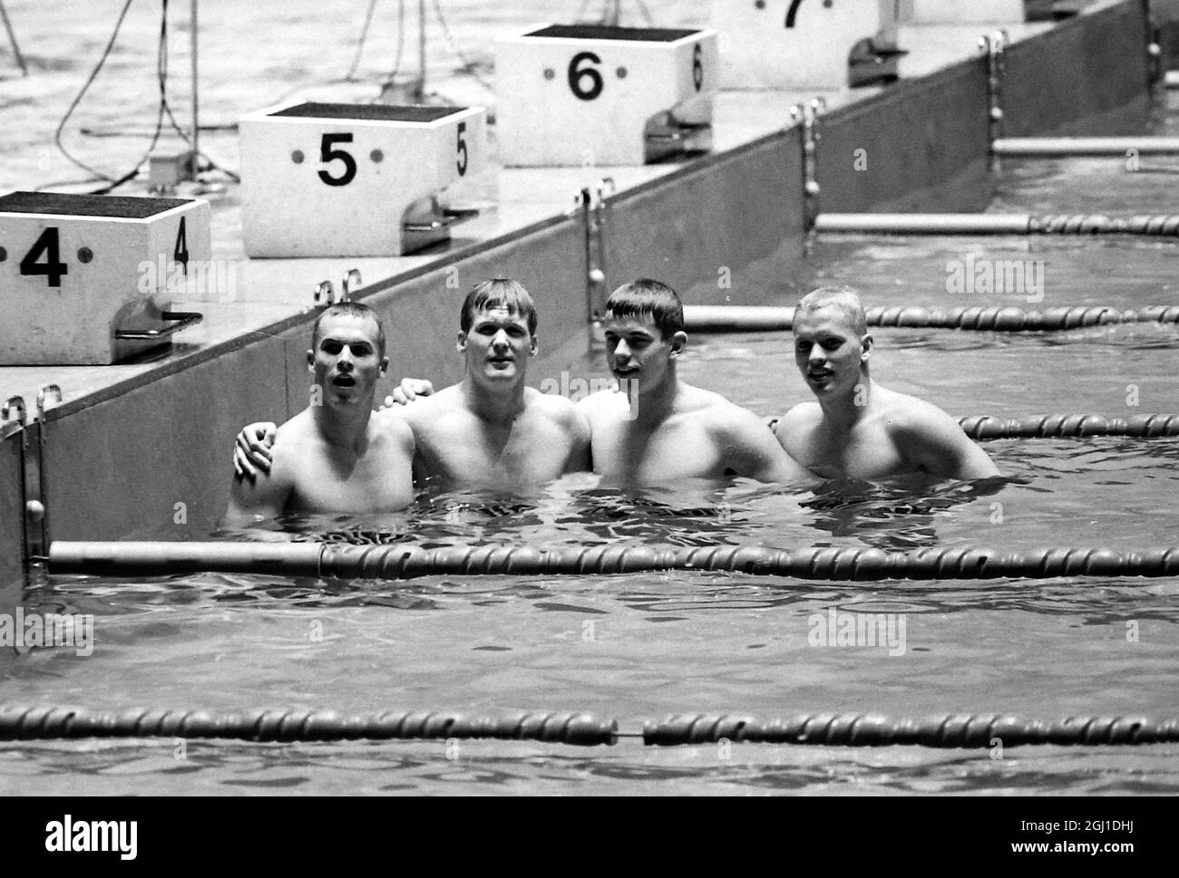 OLIMPIADI, GIOCHI OLIMPICI DI SPORT - LA XVIII 18A OLYMPIADE A TOKYO, GIAPPONE - NUOTO OLIMPIADI MENS 4 100 METRI FREESTYLE RELÈ AMERICANI VINCERE ; 16 OTTOBRE 1964 Foto Stock
