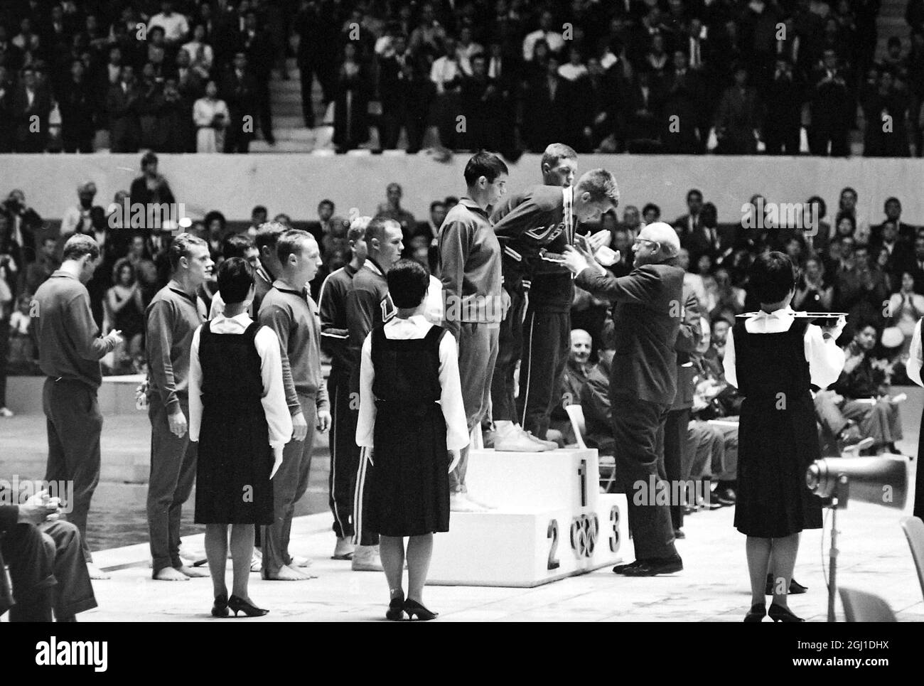 OLIMPIADI, GIOCHI OLIMPICI DI SPORT - LA XVIII OLYMPIADE A TOKYO, GIAPPONE - NUOTO OLIMPIADI MENS 400 METRI FREESTYLE AMERICANI RICAVANO MEDAGLIE ; 16 OTTOBRE 1964 Foto Stock