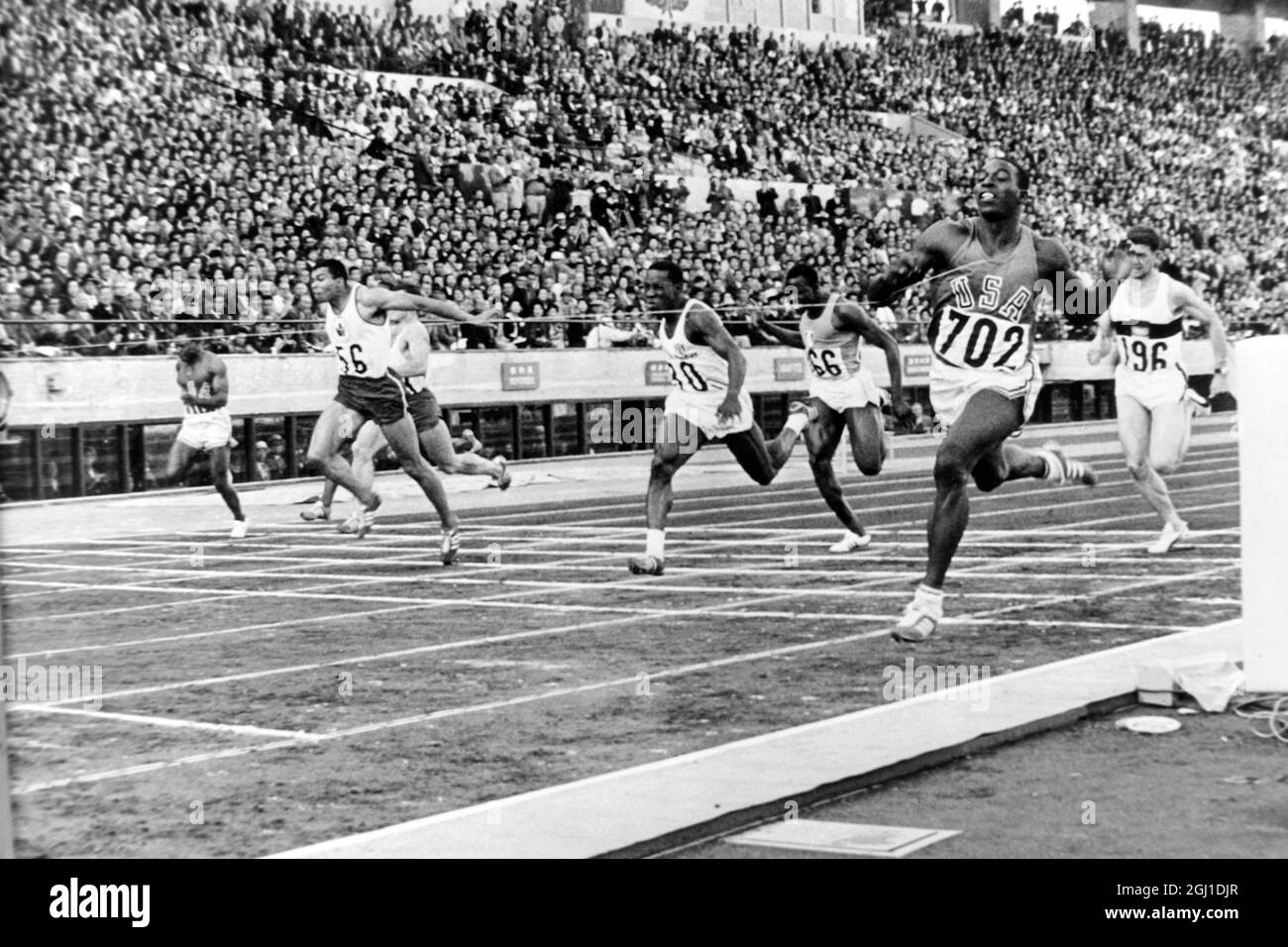 17 OTTOBRE 1964 Robert Hayes vince lo sprint di 100 m in un nuovo tempo olimpico di 10.0 secondi ai XVIII Giochi Olimpici che si tengono a Tokyo, Giappone. Foto Stock