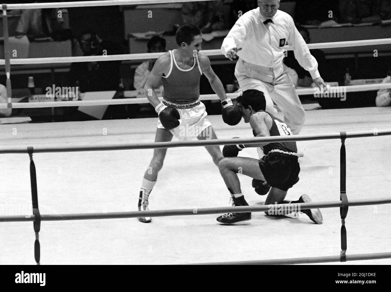 Oleg Grigoryev del russo si erge sopra Franco Zurlo d'Italia dopo averlo bussato alla tela nel bantamweight olimpico eliminazione qui ieri . Il russo ha vinto la lotta sui punti , Tokyo , Giappone . 17 OTTOBRE 1964 Foto Stock