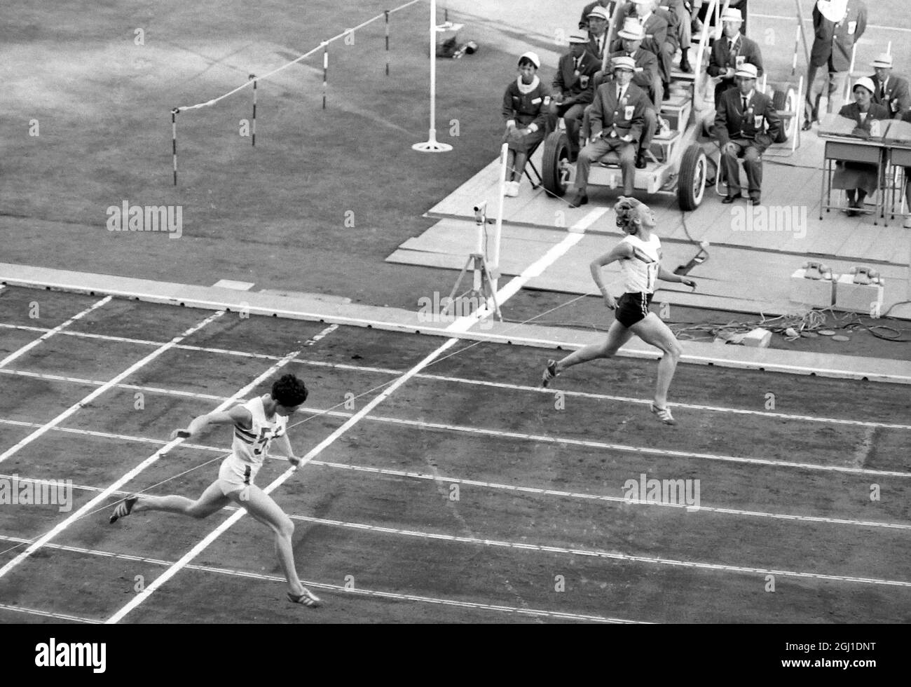 18 OTTOBRE 1964 l'Australia Betty Cuthbert vince la volata di 400 m in 52.0 secondi, davanti all'Ann Packer britannico al secondo dei XVIII Giochi Olimpici tenutisi a Tokyo, in Giappone. Foto Stock