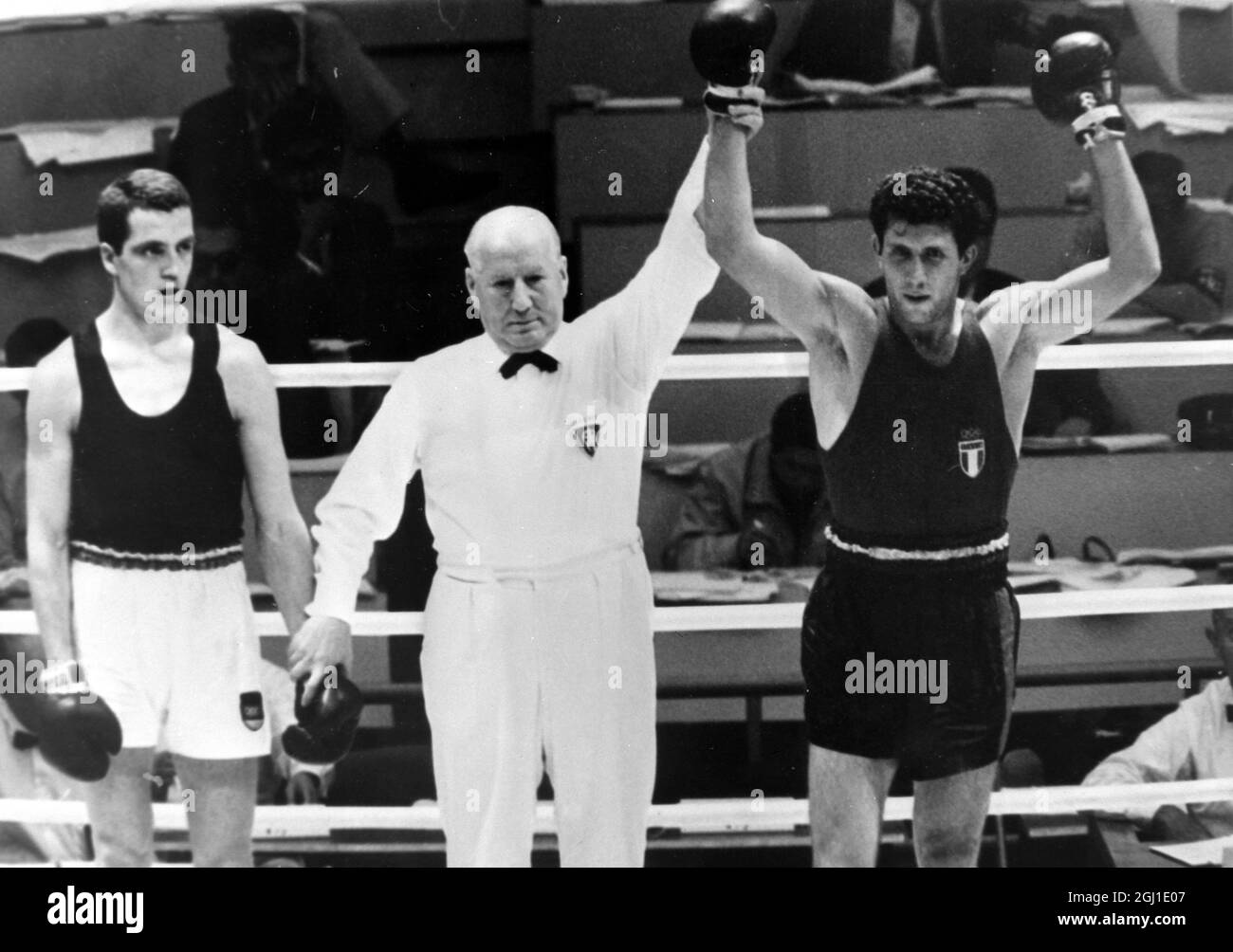 OLIMPIADI, GIOCHI OLIMPICI DI SPORT - LA XVIII OLYMPIADE A TOKYO, GIAPPONE - BOXE OLIMPIADI PESANTE LEGGERO PINTO SOLLEVATO A MANO V SCHLEGEL ; 20 OTTOBRE 1964 Foto Stock