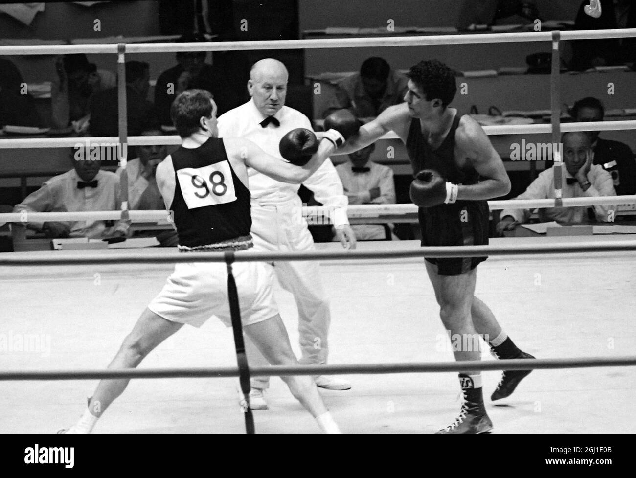 OLIMPIADI, GIOCHI OLIMPICI DI SPORT - LA XVIII OLYMPIADE A TOKYO, GIAPPONE - BOXE OLIMPIADI PESANTE LEGGERO PINTO MANO SOLLEVATO BEAT SCHLEGEL ; 20 OTTOBRE 1964 Foto Stock