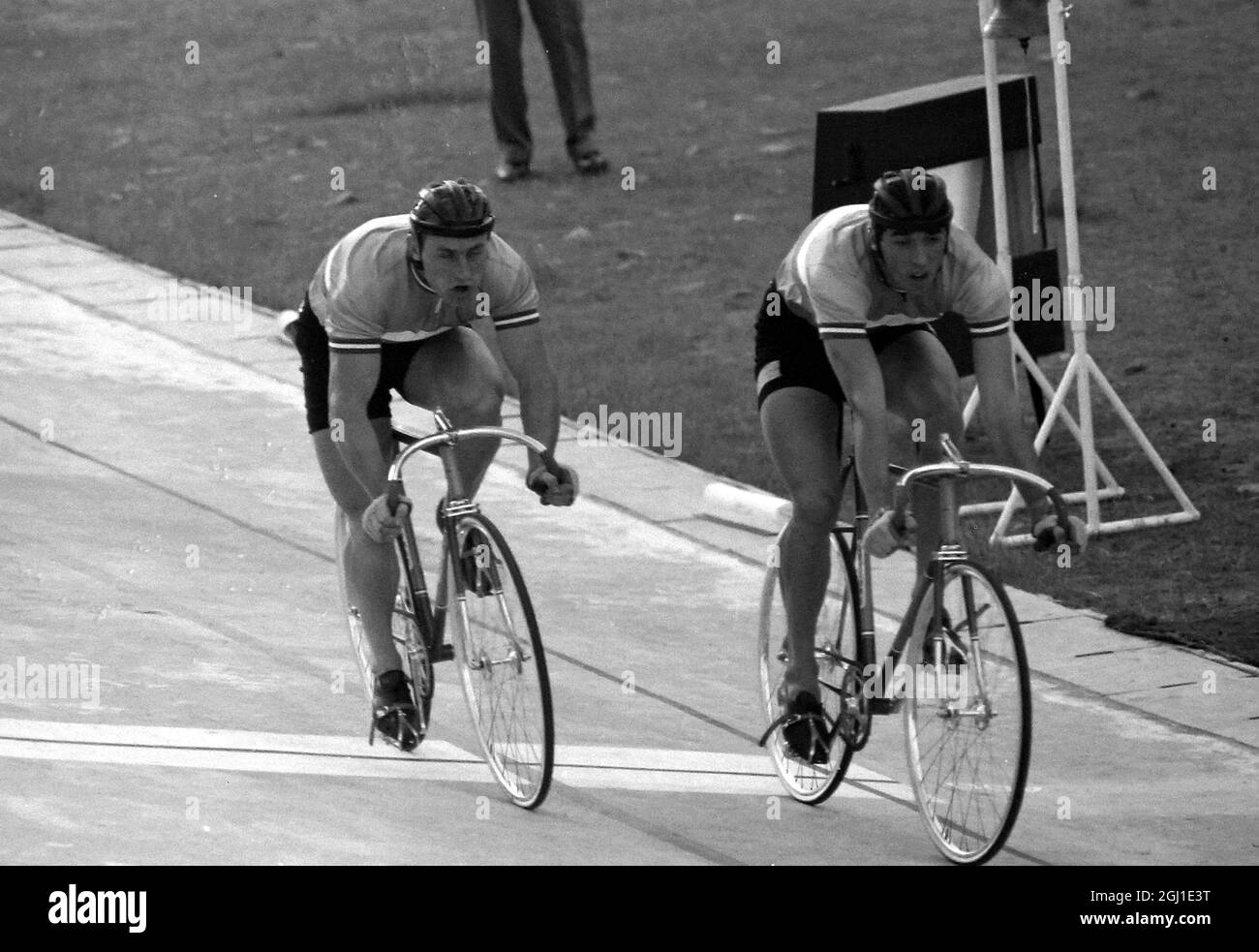 OLIMPIADI, GIOCHI OLIMPICI DI SPORT - LA XVIII OLYMPIADE A TOKYO, GIAPPONE - CICLANDO PIERRE TRENDIN E DANIEL MORELON TERZO IN AZIONE / ; 20 OTTOBRE 1964 Foto Stock