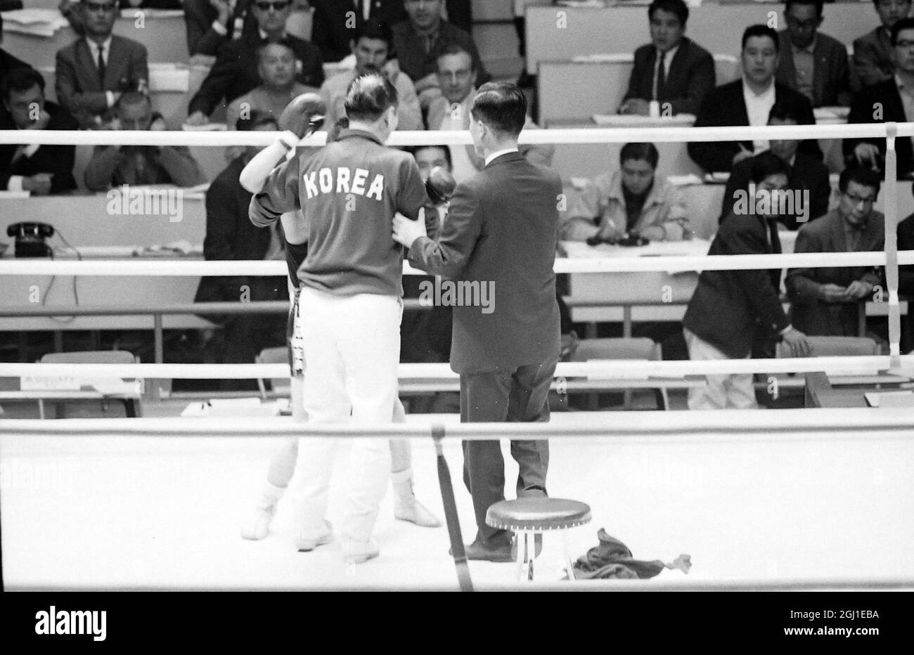 OLIMPIADI, GIOCHI OLIMPICI DI SPORT - LA XVIII 18A OLYMPIADE A TOKYO, GIAPPONE - OLIMPIADI DI BOXE NIH CHOH 50 MINUTI SIT DOWN SCIOPERO NEL RING ; 21 OTTOBRE 1964 Foto Stock