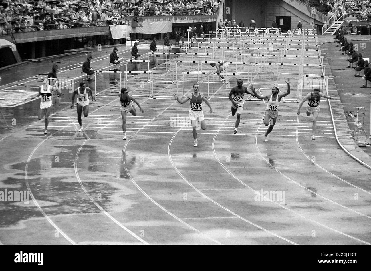 OLIMPIADI, GIOCHI OLIMPICI DI SPORT - LA XVIII OLYMPIADE A TOKYO, GIAPPONE - RUNNING MENS 110 M HURDLES SEMIFINALE ; 21 OTTOBRE 1964 Foto Stock
